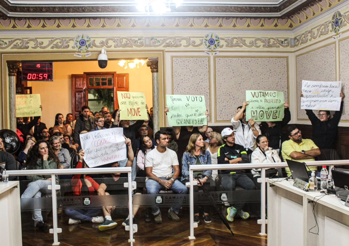 ⭐ 1ª REUNIÃO ORDINÁRIA DO ANO!

O Presidente Edivaldo (Eidi), se reúne com o Vice-Presidente Leandro do Jaguary e os Vereadores Reginaldo Oliveira (1ºSecretário), Rodrigo Messias (2°Secretário), Ailton Sousa (Líder de Governo), Dú de Monte Verde, Gilmar Pereira, Shirley Andrade, Serginho Vargas Junior, Silvinho da Loja e Valdir Donizetti na noite de quinta (05/02), para apresentar diversos projetos importantes que entraram para futura votação.

✅📃 ENTRADA DE PROJETOS DE LEI:

Nº 262/2026 - “Altera a Lei Complementar nº 176/2023 “Sobre o Plano de Cargos, Carreiras e Vencimentos dos Servidores Públicos.”

Nº 263/2026 - “Altera o art. 12, da Lei Complementar nº 182/2023, “Sobre as funções públicas de Agentes Comunitários de Saúde e Agentes do Combate às Endemias".

Nº 3.018/2026 - “Dispõe sobre a prestação do serviço de acolhimento dos idosos institucionalizados na extinta Fundação Santa Terezinha.”

Nº 3.015/2026 – “Altera dispositivo da Lei nº 2.837, de 23 de dezembro de 2025, sobre a implantação de sistema de estacionamento público para permanência de ônibus e veículos de transporte de passageiros.”

Nº 3.016/2026 – “Prevenção e repressão aos maus-tratos contra animais no Município, estabelece infrações e sanções administrativas.”

Nº 197/2026 – “Altera o vencimento do cargo em comissão de Assessor de Diretoria.”

Nº 3.017/2026 – “Fixa o vencimento do cargo em comissão de Assessor de Diretoria.”

Nº 3.019/2026 – “Dispõe sobre a obrigatoriedade de implantação de sistema individual de tratamento de esgoto sanitário em edificações residenciais unifamiliares não atendidas por rede pública de esgotamento sanitário.”

Nº 261/2026 - “Altera dispositivos do Código Tributário Municipal para permitir a cobrança proporcional da Taxa de Licença para Localização, Instalação, Funcionamento  e Licença Sanitária.”

 📢 Na Tribuna Livre tivemos o Sr. Dr Augusto (MOVE), Assunto: Taxa de cobrança dos veículos de turismo em Monte Verde e o Sr. Kléber, Assunto: Av. João Batista Ferreira, no Bairro Ribeirão Bonito.

📱ASSISTA AGORA:https://www.facebook.com/share

🤝Câmara Municipal de Camanducaia. Sua Voz, Nossa Ação!

#CamaraCamanducaia #SuaVozNossaAção #reuniãoordinária