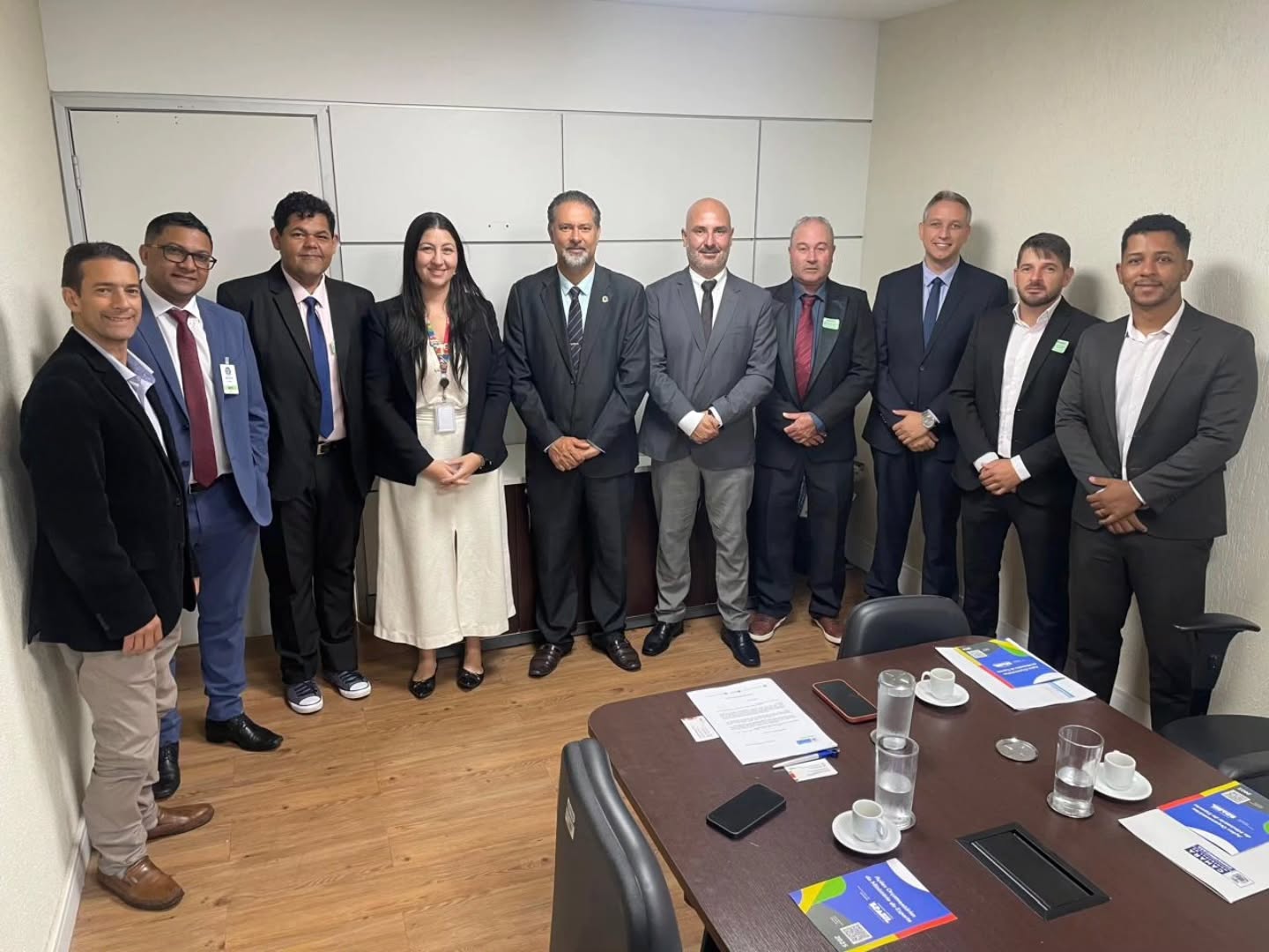 💚 Esporte é transformação.

💛 Esporte é inclusão.

💙 Esporte é futuro.

Ainda na manhã desta terça-feira, 24/02, a Câmara de Vereadores esteve presente no Ministério do Esporte, em Brasília, reforçando seu compromisso com o desenvolvimento do esporte em nosso município.

🏊🏼‍♂️ Representando a Câmara, os Vereadores se reuniram com assessores do Ministério para solicitar recursos destinados à melhoria da infraestrutura esportiva de Camanducaia um setor que cresce a cada dia e conquista cada vez mais adeptos em nossa cidade.

Entre os principais pedidos apresentados estão: 🏟️ A construção de um novo complexo esportivo municipal;

🏊‍♂️ A cobertura da piscina do Centro Esportivo Gabriel Felipe Siqueira, o nosso querido Realce;

⚽ A ampliação da reforma dos campos do município, atendendo aos pedidos da população.

🚀 A Câmara reforçou que investir no esporte é investir no futuro. O incentivo às práticas esportivas é uma das ferramentas mais eficazes para aproximar nossos jovens de oportunidades saudáveis, afastando-os das drogas e promovendo mais qualidade de vida, disciplina e cidadania.

📃 O Ministério do Esporte recebeu os requerimentos com atenção e respeito, demonstrando sensibilidade às demandas apresentadas e se prontificando a colaborar para que, o mais breve possível, os recursos possam ser viabilizados.

😉A Câmara  segue firme em sua missão: buscar iniciativas, parcerias e investimentos que tragam desenvolvimento, oportunidades e mais qualidade de vida para toda a nossa população.

✅ Estiveram presentes o Vice-Presidente Leandro do Jaguary e os Vereadores Reginaldo Oliveira (1º Secretário), Ailton Sousa (Líder de Governo), Dú de Monte Verde, Serginho Vargas Junior, Silvinho da Loja e Valdir Donizetti. 

🤝 Câmara Municipal de Camanducaia. Sua Voz, Nossa Ação!

#CamaraCamanducaia #SuaVozNossaAção #MinisteriodoEsporte #MuitoMaisEsporte