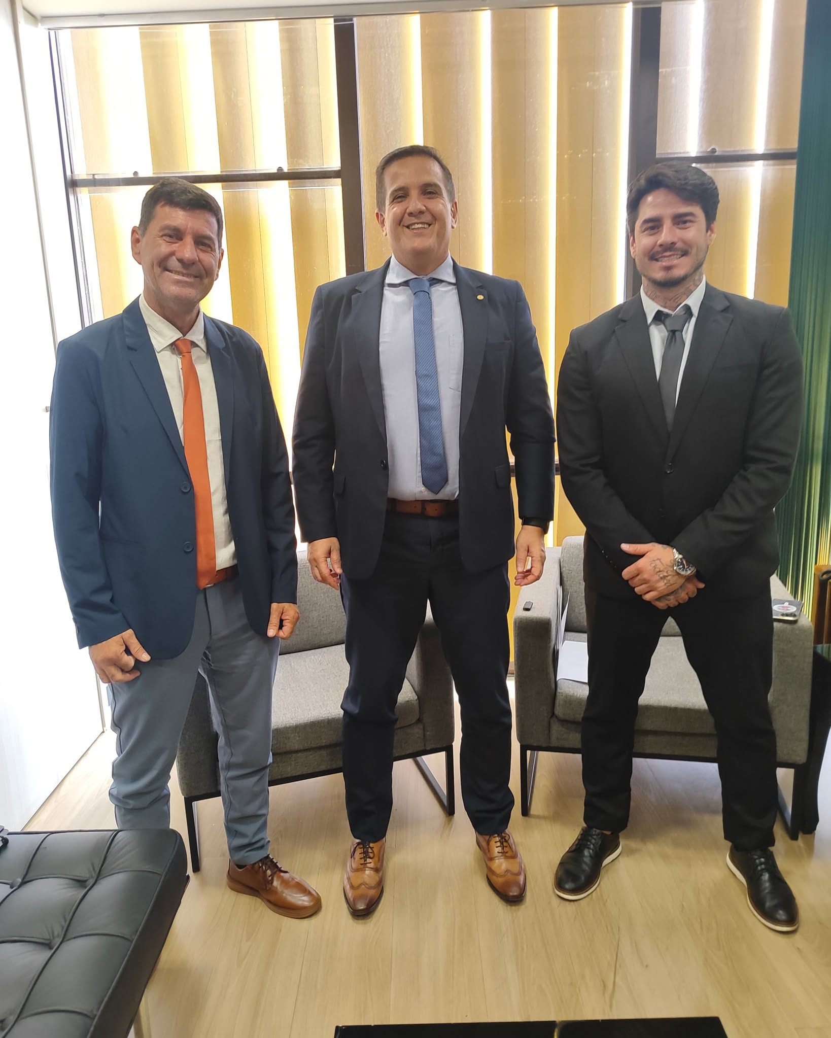 😉 A Câmara Municipal de Camanducaia segue firme em Brasília e  conquista mais recursos para o nosso povo! 

Nesta terça-feira, 24/02, a Câmara  esteve presente na Câmara dos Deputados, em Brasília, participando de uma importante reunião com o Deputado Federal e grande parceiro do município, Dimas Fabiano.

✅ Desta vez, a Câmara foi representada pelos Vereadores Gilmar Pereira e Rodrigo Messias, que levaram demandas essenciais e solicitaram recursos para fortalecer áreas prioritárias de Camanducaia. O resultado desse diálogo produtivo foi extremamente positivo!

⭐ Prontamente, o Deputado destinou R$ 300 mil para o nosso município, sendo:

 ✅ R$ 100 mil para a Associação Lua Esportes, por meio da assistência social, fortalecendo projetos que impactam diretamente crianças, jovens e famílias;

 ✅ R$ 200 mil para a saúde, garantindo mais estrutura, atendimento e qualidade nos serviços prestados à nossa população

Essa conquista demonstra a força da união, do diálogo e do trabalho sério. A Câmara de Vereadores não para de lutar para melhorar a qualidade de vida do nosso povo! Cada reunião, cada visita e cada solicitação têm um único objetivo: trazer mais investimentos e oportunidades para o nosso município.

🚀 Seguimos trabalhando com responsabilidade, compromisso e dedicação, sempre em busca de avanços concretos para a nossa cidade.

Trabalhamos gerando resultados para a nossa comunidade! 💙

#CâmaraCamanducaia #SuaVozNossaAção #TrabalhoQueGeraResultados #camaraembrasilia #CompromissoComVocê