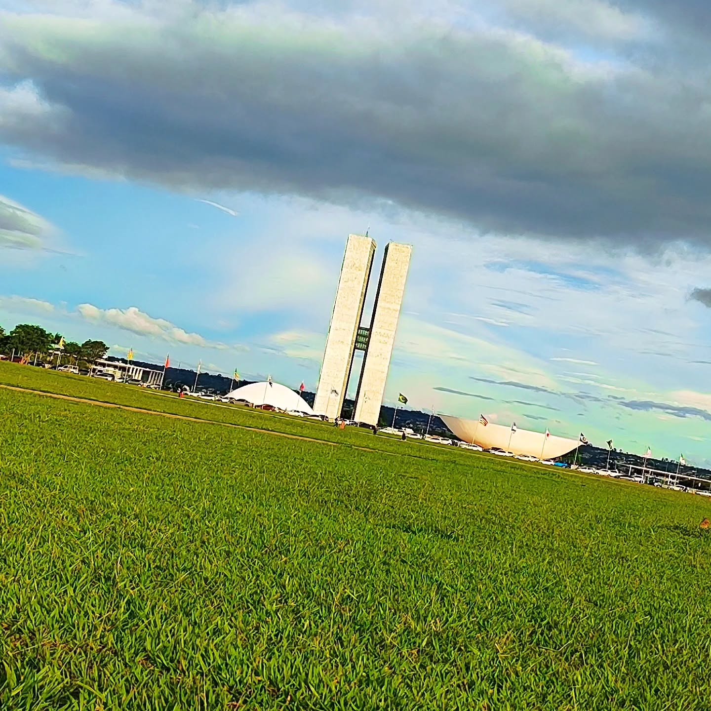 Câmara em Brasília: Trabalho sério com resultados para o nosso município! 🇧🇷🤝

🤔MAS PORQUE TUDO ISSO É IMPORTANTE PARA VOCÊ?

✅ A presença da Câmara em Brasília é fundamental para cobrar, acompanhar e garantir que os recursos federais cheguem até Camanducaia. Em um estado tão grande como Minas Gerais, é preciso união, diálogo e representação ativa para que nosso município seja lembrado e atendido.

🚨 Nesta quarta (25/02), os Vereadores representantes da Câmara, seguem cumprindo uma importante missão em Brasília, reforçando o compromisso de buscar investimentos e melhorias para você, camanducaiense.

📍 No gabinete do Senador Rodrigo Pacheco, foram solicitados novos veículos para a Secretaria de Obras, fundamentais para reforçar a manutenção das nossas estradas, além de mais recursos para fortalecer a saúde do município;

📍 Na Procuradoria Nacional da Mulher, a Vereadora Shirley, única mulher na Câmara, articulou projetos e políticas públicas voltadas à proteção e ao fortalecimento das mulheres Camanducaienses, especialmente aquelas em situação de vulnerabilidade social e vítimas de assédio ou violência. 💜🫂Essa atuação é essencial para garantir mais segurança, acolhimento e oportunidades, promovendo respeito e dignidade para todas vocês;

📍 No gabinete do Senador Cleitinho, agradeceram o recente recurso de R$400mil para o hospital, que foi atendido e também para solicitar mais emendas para infraestrutura;

📍 No Gabinete do Deputado Federal, Gilberto Abramo, os Vereadores também reafirmaram a parceria e agradeceram os mais de R$ 6 milhões de reais já enviados para o nosso município;

📍 Já no Ministério do Turismo, a Câmara solicitou recursos para investir na infraestrutura dos nossos destinos turísticos, melhorando a qualidade do atendimento aos visitantes que crescem a cada ano em nossa cidade.

✅ Estiveram presentes o Vice-Presidente Leandro do Jaguary e os Vereadores Reginaldo, Rodrigo,  Ailton, Gilmar, Dú de Monte Verde, Serginho, Shirley e Valdir.

🤝 Câmara Municipal de Camanducaia. Sua Voz, Nossa Ação!

#CamaraCamanducaia #SuaVozNossaAção #BuscandoRecursos #Camanducaiaqueprospera #brasilia