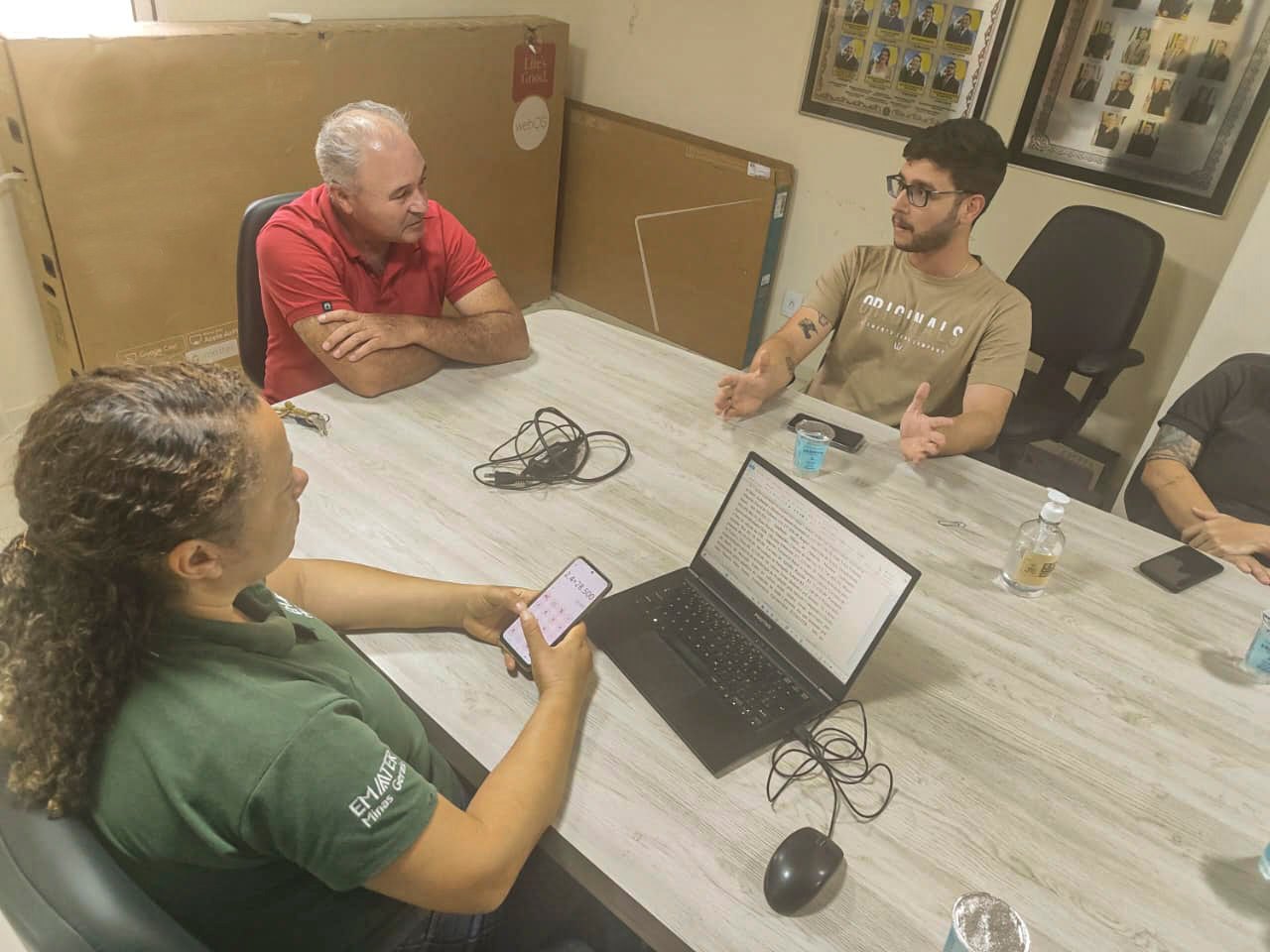 🏛️ A Câmara Municipal de Camanducaia cedeu seu espaço para a realização de uma importante reunião promovida pela Emater, voltada ao levantamento do Valor da Terra Nua (VTN) no município. O encontro contou com a presença do Vereador e 1º Secretário, Reginaldo, que representou o Legislativo.

👩‍🌾🌳 Essa reunião é fundamental, pois contribui para a atualização de dados que impactam diretamente o setor rural, garantindo mais transparência e justiça nas avaliações relacionadas à terra.

😉 A Câmara Municipal reafirma seu compromisso com a população, estando sempre à disposição para apoiar os diversos órgãos públicos, cedendo seu espaço para reuniões e ações que tragam benefícios e desenvolvimento para o nosso povo.

🤝 Câmara Municipal de Camanducaia. Sua Voz, Nossa Ação.

#camaracamanducaia #suavoznossaação #reuniãoemater