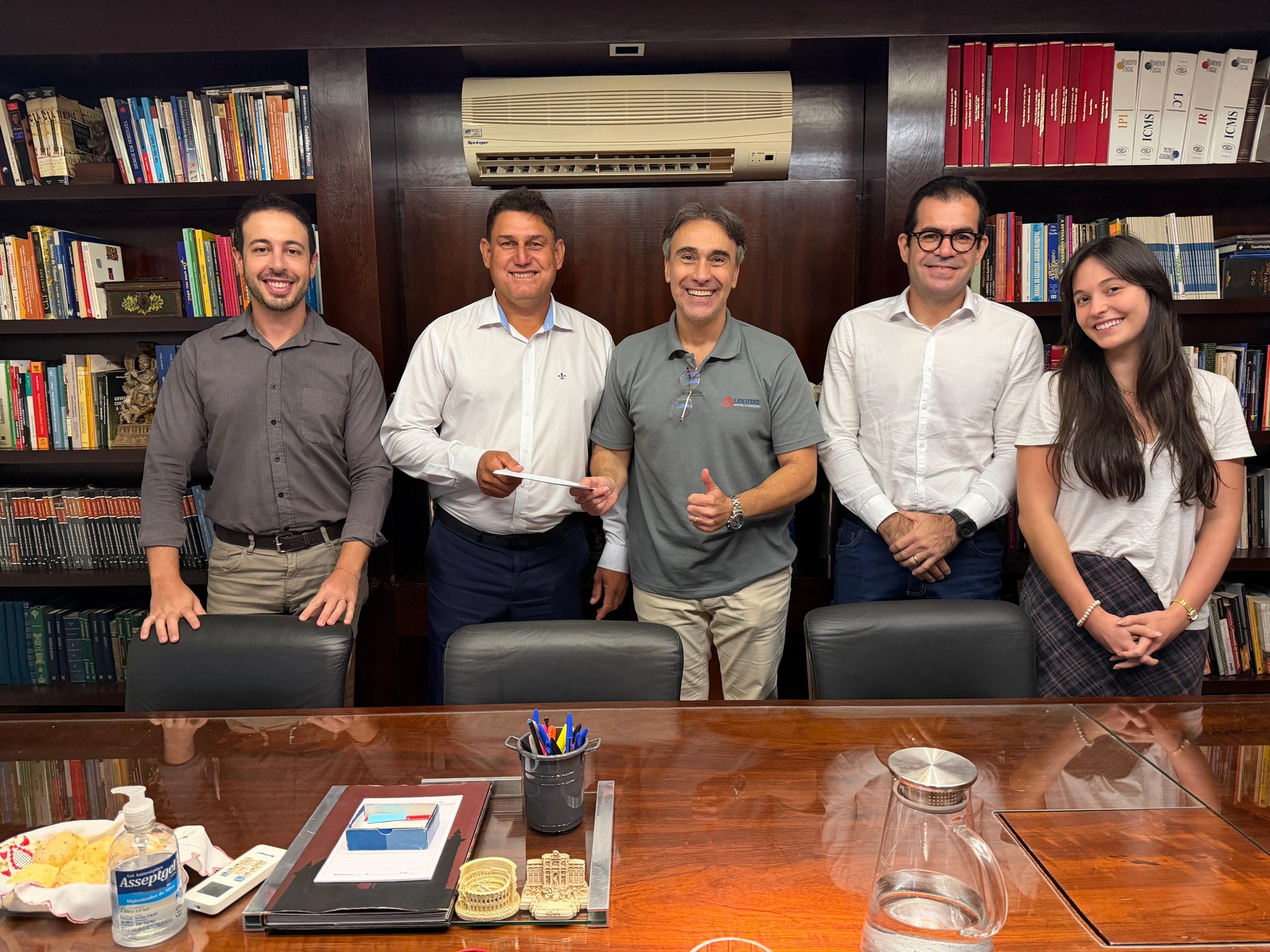 Photo by Câmara Municipal de Camanducaia in Libertas Auditores E Consultores with @muriloadvogado, @libertas.auditores, and @edivaldobatistamarques. May be an image of one or more people, people studying, office and text.